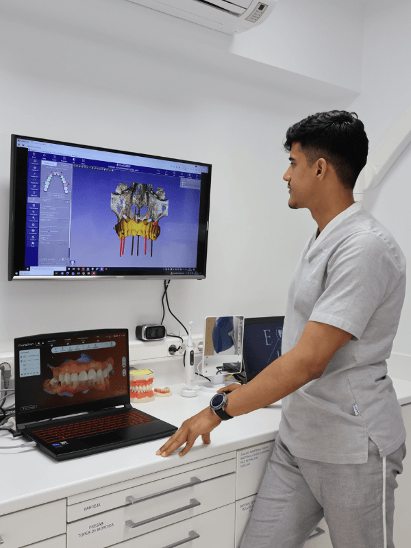 Dr. Sebastián Milioli | Implantología digital en EVI DENTAL Dr. Sebastián Milioli planificando un tratamiento de implantes dentales mediante tecnología digital en EVI DENTAL, Sarrià (Barcelona).