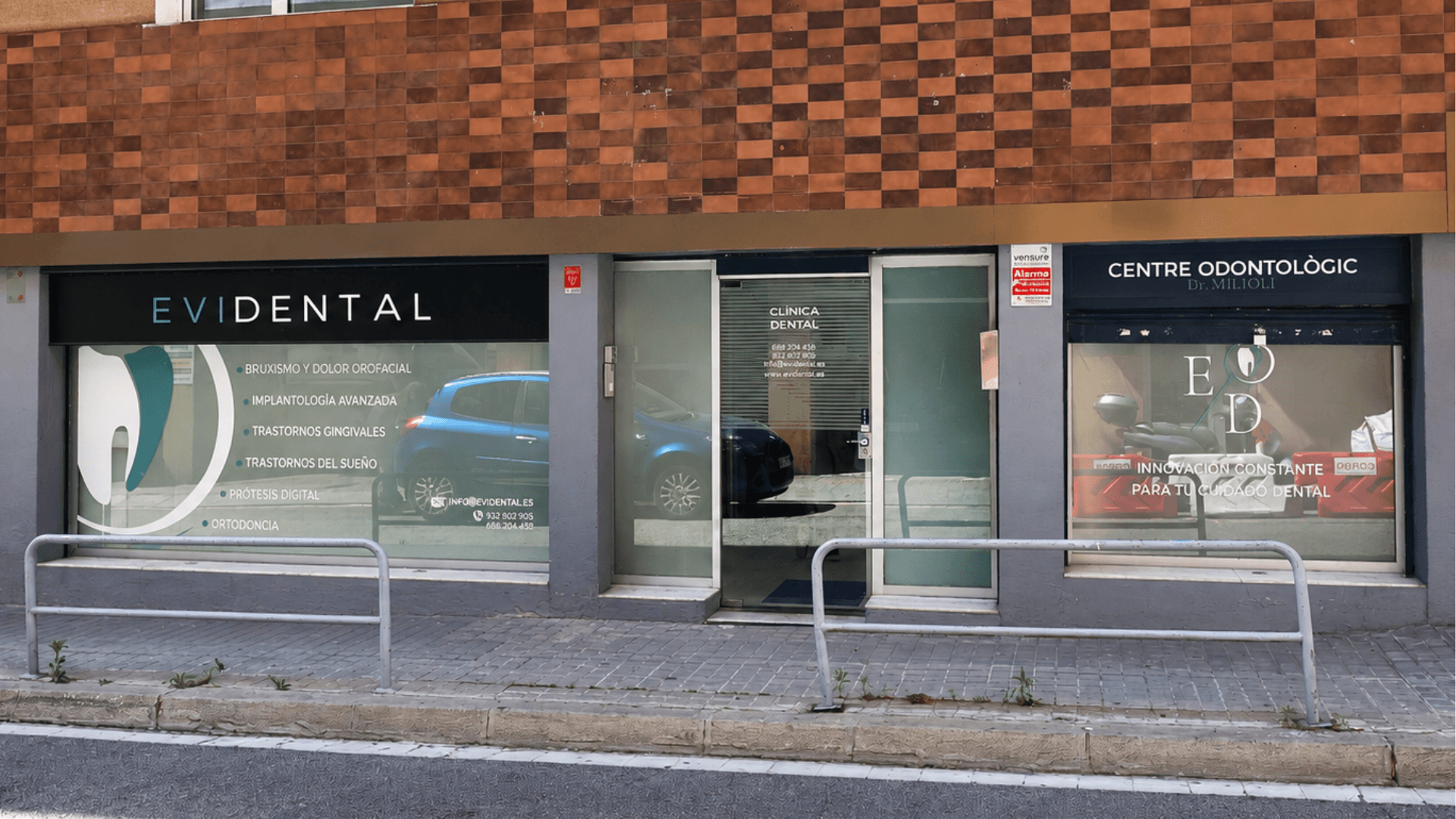 Entrada de EVIDENTAL, clínica dental en Sarrià (Barcelona).