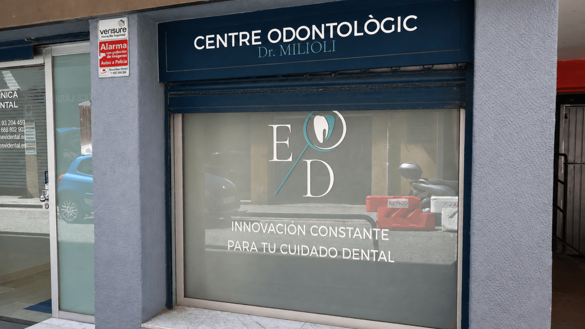 Escaparate de EVIDENTAL con la imagen corporativa de la clínica dental en Sarrià (Barcelona).