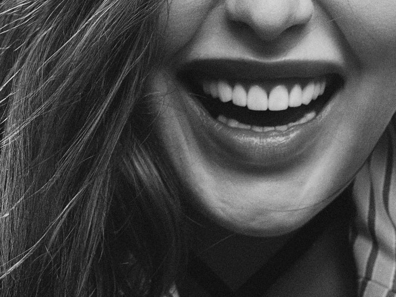 Estética dental en Sarrià | EVIDENTAL Barcelona Paciente mostrando una sonrisa tras un tratamiento de estética dental en EVIDENTAL, Sarrià (Barcelona).