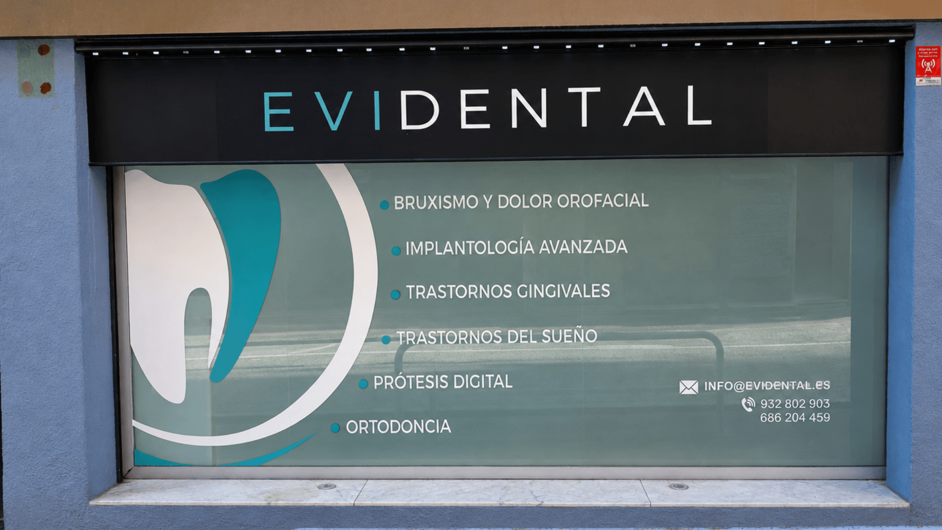 Escaparate lateral de EVIDENTAL, clínica dental en Sarrià (Barcelona).
