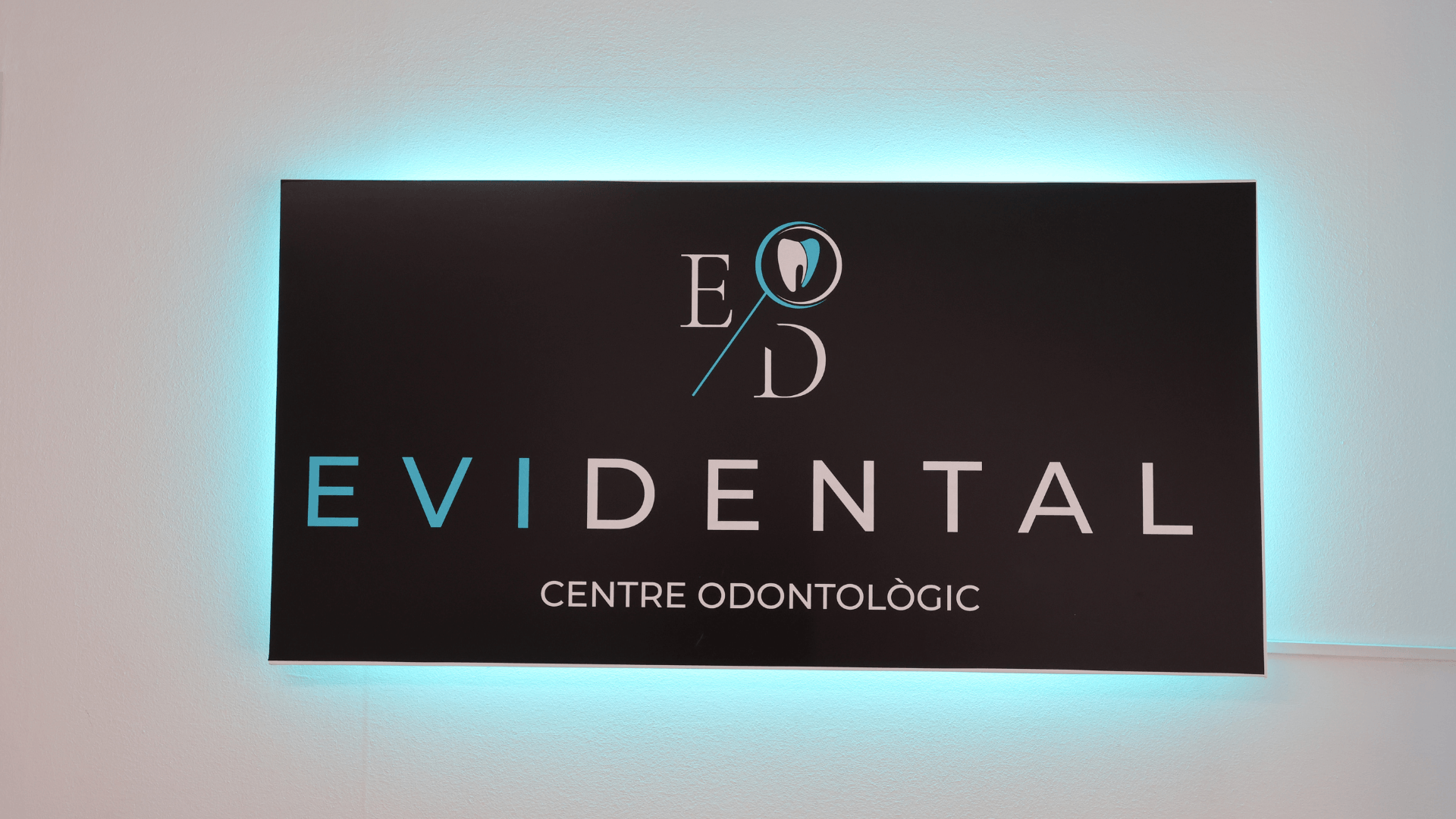 Logotipo de EVIDENTAL, clínica dental en Sarrià (Barcelona).