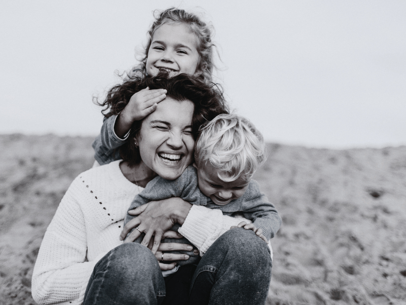 Odontología avanzada en Sarrià | EVIDENTAL Barcelona Dentista realizando una revisión dental durante un tratamiento de odontología avanzada en EVIDENTAL, Sarrià (Barcelona).