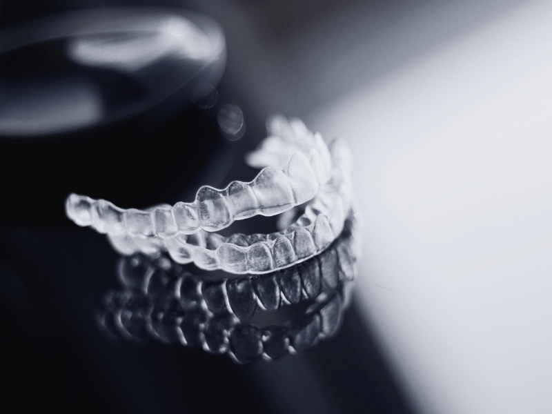 Ortodoncia invisible en Sarrià | EVIDENTAL Barcelona Paciente mostrando un alineador transparente para un tratamiento de ortodoncia invisible en EVIDENTAL, Sarrià (Barcelona).
